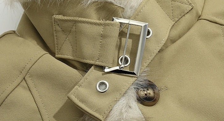 Détail de la patte de col à boucle métal