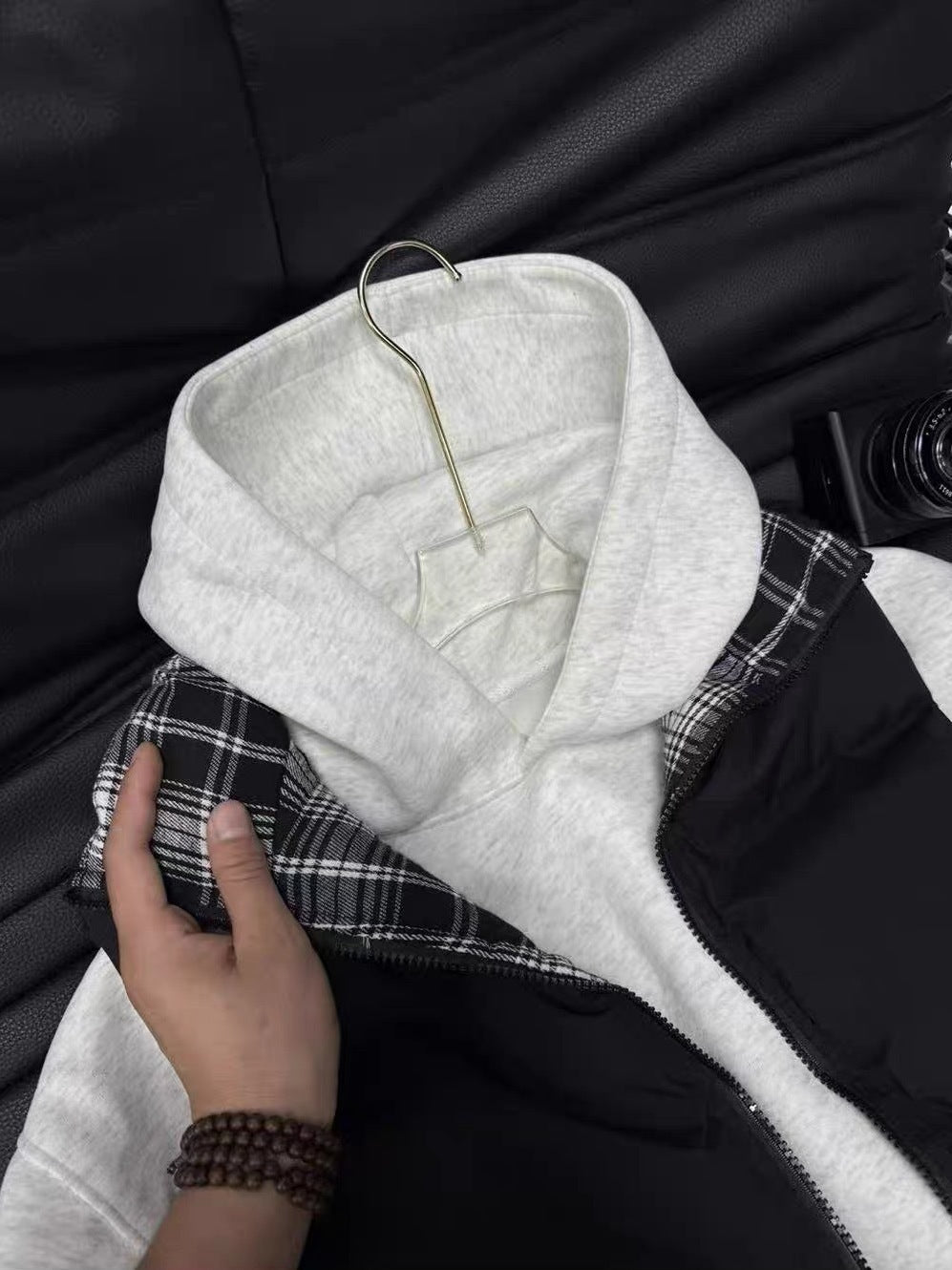 Détail du col tartan noir et blanc